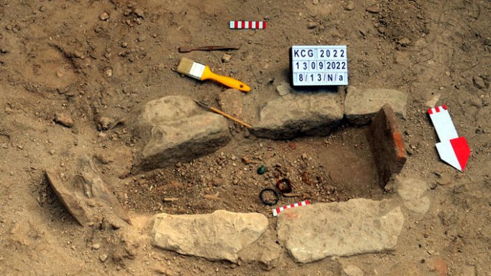 Bathonea'da çıngıraklı, bilezikli çocuk mezarı bulundu