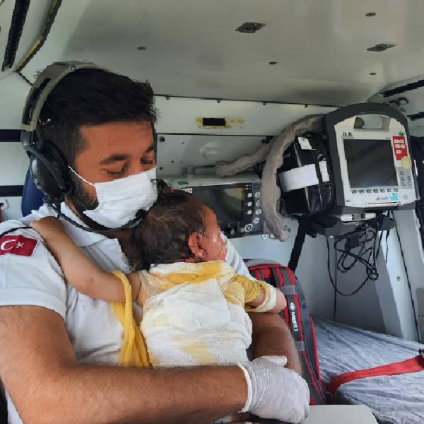 AFYONKARAHISAR'DA UZERINE SICAK SU DOKULMESI SONUCU VUCUDUNDA YANIKLAR OLUSUN 15 AYLIK BERIL SERVER AKTAS, AMBULANS HELIKOPTERLE GETIRILDIGI ESKISEHIR SEHIR HASTANESI YANIK MERKEZINDE TEDAVI ALTINA ALINDI. COCUK CERRAHISI UZM. DR. SAMI APAK, MINIK BERILIN BASINA VE GOGSUNE YANIK FILESI TAKILDIGINI VE HAYATI TEHLIKESININ OLMADIGINI IFADE EDERKEN, ANNE FATMA AKTAS (28) ISE BEN MUTFAGA KAHVALTI HAZIRLAMAYA GIRMISTIM, KIZIM DA ODADAYDI. NE ARA GELDI BILEMEDIM, SICAK SUYU UZERINE CEKTI. SAG OLSUN HELIKOPTERDEKI SAGLIK CALISANI COK ILGILENMIS. COK TESEKKUR EDIYORUM HERKESE SEKLINDE KONUSTU. (FOTO:ESKISEHIR-DHA)