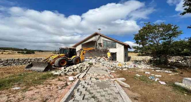 Bursa Nilüfer'de tarım arazisine yapılan kaçak yapı yıkıldı