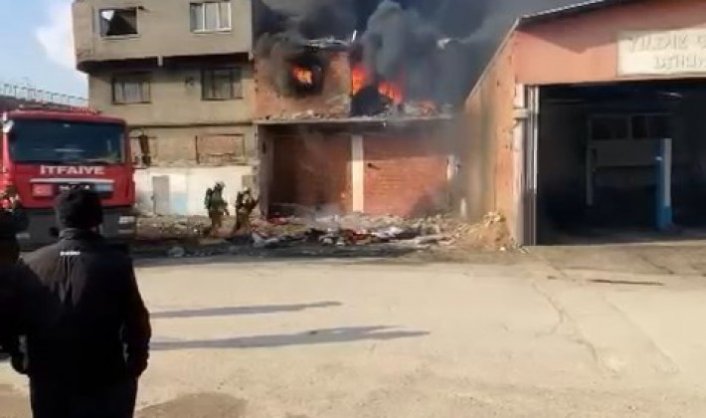 Bursa'da alev alev yanan ev mahalle sakinlerini korkuttu