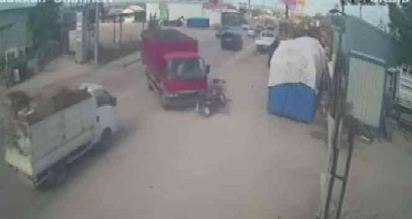 Bursa'da kamyonet ve motosiklet çarpıştı