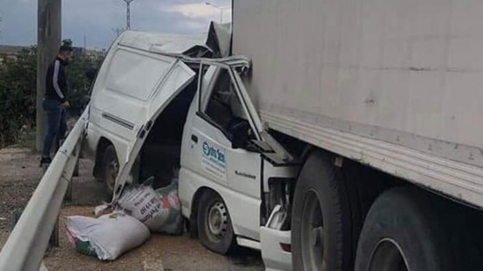 Bursa'da park halindeki TIR’a çarpan ticari aracın sürücüsü hayatını kaybetti