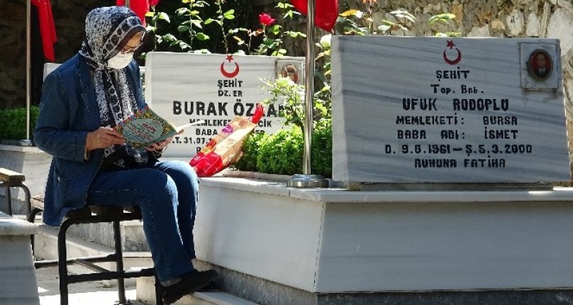 Bursa'da şehit yakınları mezarlığa koştu