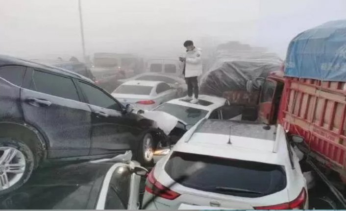 Çin'de sis yüzünden en az 200 araç birbirine girdi