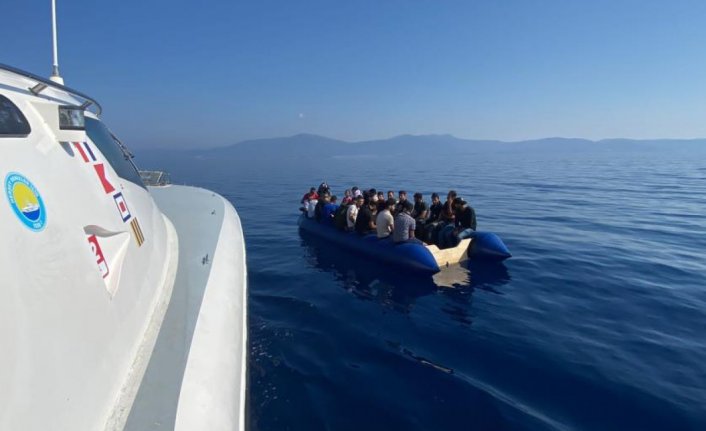 İzmir açıklarında göçmen hareketliliği! 203 göçmen karaya çıkartıldı