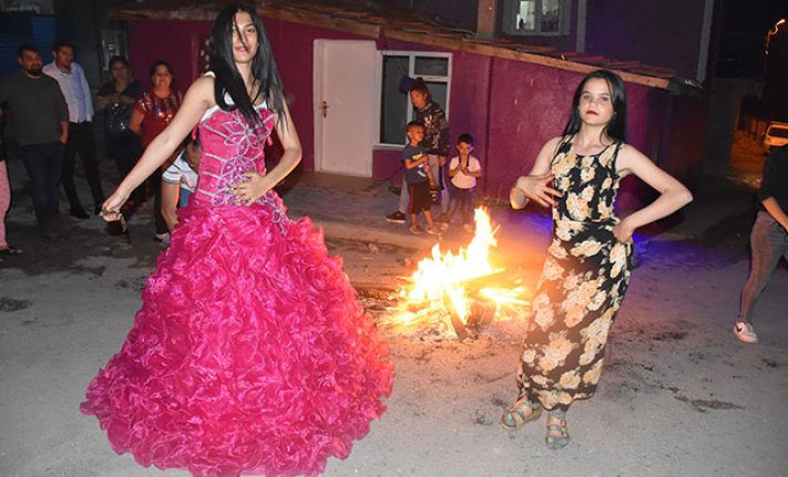 Kakava'yı evlerinin önünde ateş yakıp, göbek atarak kutladılar