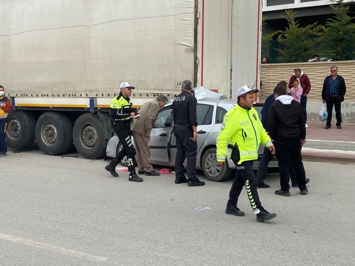 Konya'da otomobil park halindeki tıra çarptı: 1 ölü, 3 yaralı