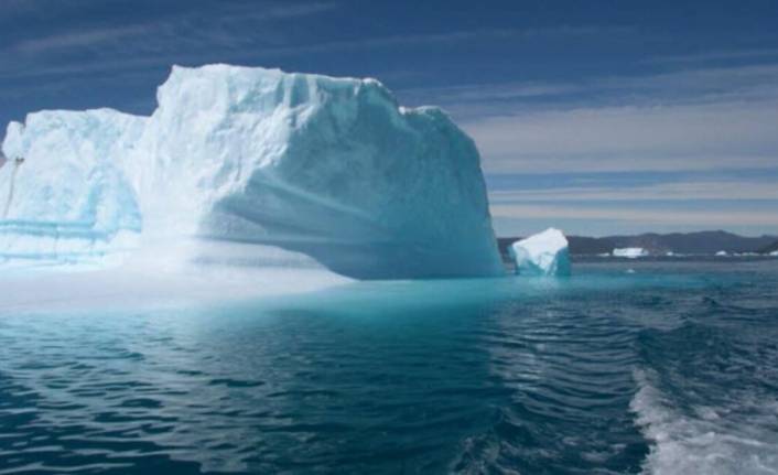 Kopan buz parçasında mahsur kalan 34 kişi kurtarıldı