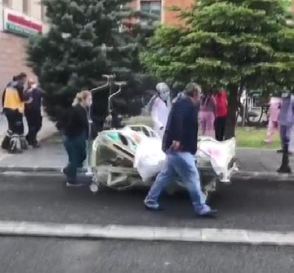 ERCIYES UNIVERSITESI YERLESKESI ICERISINDEKI MEHMET KEMAL DEDEMAN HEMATOLOJI VE ONKOLOJI HASTANESINDE KAYNAK YAPIMI SIRASINDA CIKAN YANGIN PANIGE NEDEN OLDU. DUMANDAN ETKILENEN 24 KISI TIP FAKULTESINE SEVK EDILDI. FOTO: YASIN DALKILIC-KAYSERI-DHA
