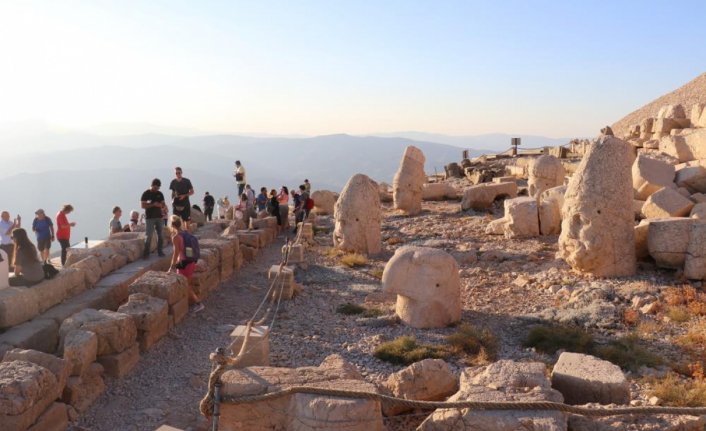 Nemrut Dağı'nda hafta sonu turist yoğunluğu yaşandı