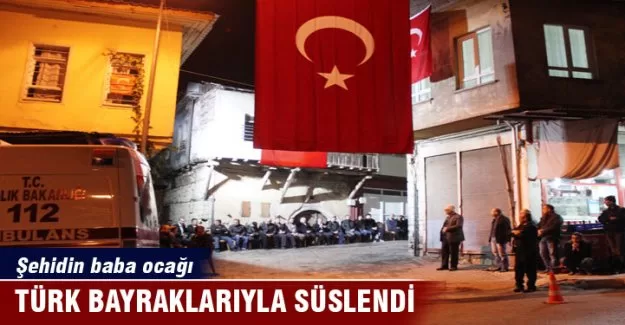 Şehidin baba ocağı Türk bayraklarıyla süslendi