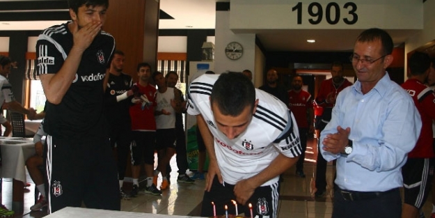 Siyah-beyazlı futbolcuya doğum günü sürprizi