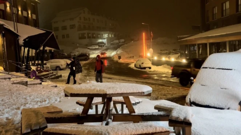 Uludağ'da kar kalınlığı 16 santimetreyi geçti, Bursalılar akın etti