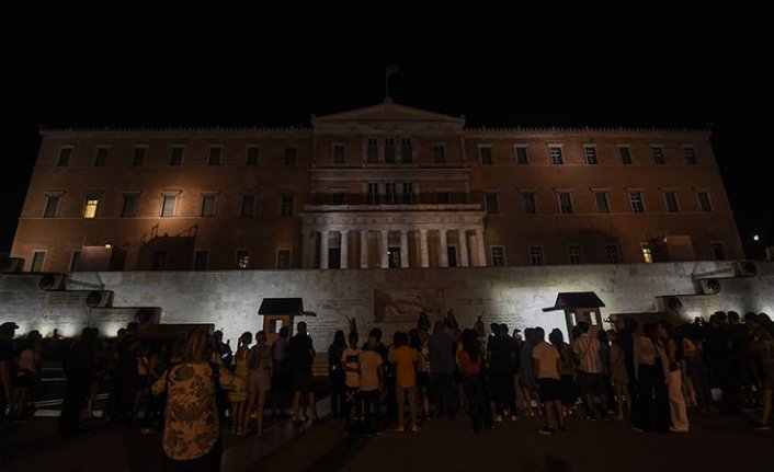 Yunanistan Parlamentosu enerji tasarrufu için ışıklandırmayı sınırladı