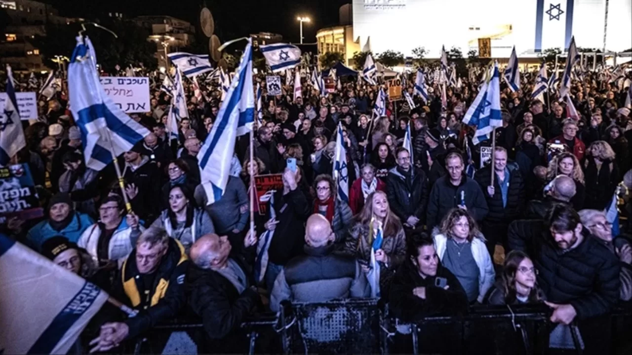 İsrailliler Tel Aviv’de Netanyahu Hükümetini Protesto Etti